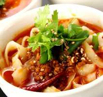 ピリ辛のスープとモチモチ麺の「担々刀削麺」は当店自慢の逸品
