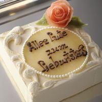 記念日にはお祝いのメッセージのケーキもご用意しております。