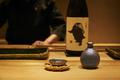 鮨との相性を考え長年培ってきた目利きで厳選した日本酒。
