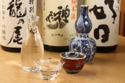 季節のオススメの日本酒と、焼酎、ワインなどを揃えている。