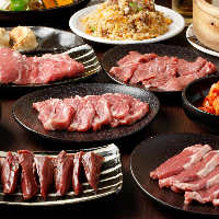 ラム肉など30種類以上の料理を味わう食べ放題プラン3,560円〜