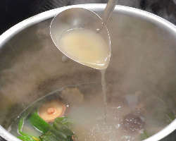 [8時間煮込む] 手間隙掛けてコトコト煮こむシャモスープ