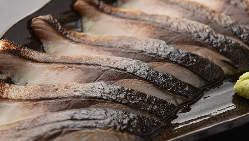 炙りしめ鯖や上赤身馬刺しも人気です。豊富な逸品料理