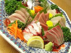 鹿島タコや金目鯛など新鮮な旬な地魚を豊富にご用意。