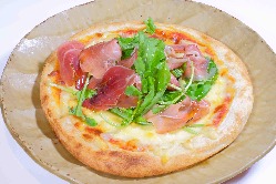 ルッコラと生ハムのピザ（1,650円）