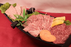【舟盛り】 飯村牛の舟盛りは好評。美味しいお肉がズラリ！