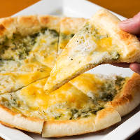 チーズのコクとしらすの塩味、青のりの風味がたまらない絶品ピザ