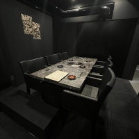 大理石のテーブルが映える、シックで高級感溢れる完全個室