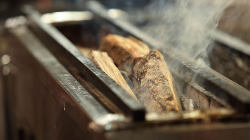 炭火焼はもちろんですが薪焼きでも焼鳥を焼いています。