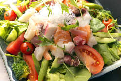 【海の幸を満喫！】 まずは海鮮サラダ。魚の旨味をサラダに凝縮