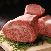 国産黒毛和牛のステーキなど選りすぐりのお肉をリーズナブルに