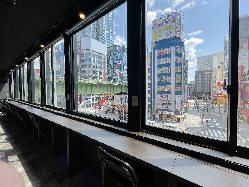 秋葉原駅前が一望できる窓際カウンター席。 電源もございます！