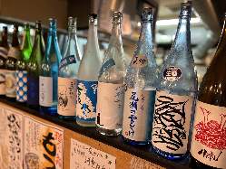 日本酒は常時15種類 日本全国の純米酒を揃えております。