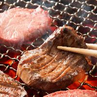 炭火と七輪で焼いていただくため、お肉のうまみが最大限に！