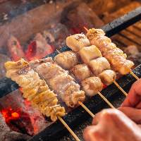 炭火でパリッと焼いた串焼きはお酒によく合い飲み会、宴会の定番