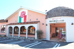 イタリアの街角のレストランのような外観のお店。