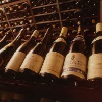 年代もののワインも見つかるかも！世界各国から集めたワイン。