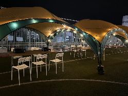日差しや雨よけのテントを設置している全天候型ビアガーデン会場