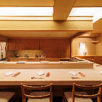 銀座で決める王道鮨。檜カウンター8席、多彩な個室4席を完備