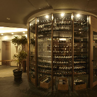 入り口には大型のワインセラーを完備し多数品揃え