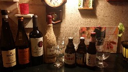 ベルギービール３種、ワイン各種用意しています。