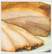 赤身と脂身が程良く調和した、豚バラ肉の一部分だけを使用。