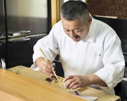 京都の老舗割烹で修業を積んだ店主は、真摯に伝統技を守る。
