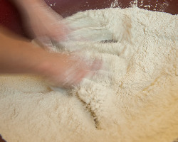 信頼する製粉業者から届く丸抜き蕎麦を自家製粉している。
