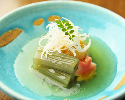 旬の素材を彩り鮮やかに仕立てた日本料理を堪能。