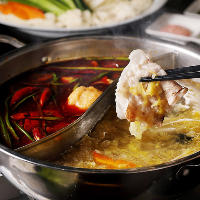 台湾2色鍋は酸白菜鍋と麻辣火鍋の2種をご用意しております。