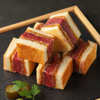肉厚の特製和牛フィレ肉を使ったビーフカツサンドは人気NO.1！