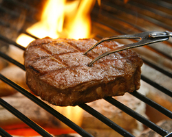 紀州備長炭で焼き上げたステーキは 他とは一味ちがいます