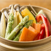 色艶が良く新鮮な野菜は「旬の野菜のせいろ蒸し」で堪能