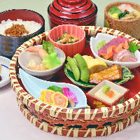 様々な和食を楽しめる「彩り篭盛膳」