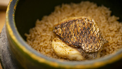 大人気！三重県の土楽釜の羽釜で炊き上げた鯛めしは〆にぴったり