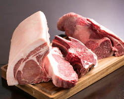 牛、豚、鶏、鴨、羊に鹿。美味なるお肉を多数使用しています