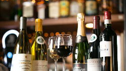 ワインは赤・白・ロゼ・泡ともにフランス産を中心にラインナップ