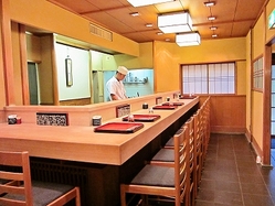 旬の京料理を一品から召し上がって頂けるカウンター席です。