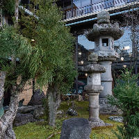 金閣寺目の前のお食事処。美しい中庭と大きな石灯籠が目印です
