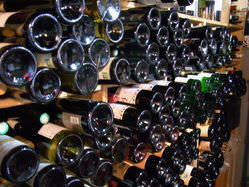 お店の地下カーヴには生産者から直接買い付けたワインがたくさん