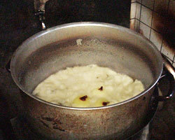 24時間炊出し続けるスープ。濃縮還元ではこの風味は出せません。