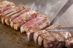 絶品！鉄板で焼く自家製熟成牛肉のステーキ