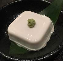 高野山名物『ごま豆腐』 特別な食感を楽しめます。