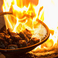 【朝挽きさつま知覧どり】 新鮮な鶏を豪快に焼き上げる炭火焼