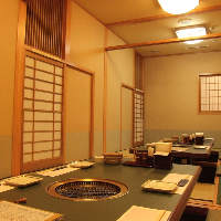 京都の茶室をイメージした、落ち着きのある店内。全席完全個室