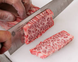肉や脂の色・サシ・張りを 食肉のプロが直接目利き