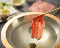 赤のれん伝統の神戸牛すきやき・しゃぶしゃぶも好評です。
