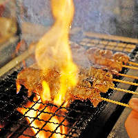 【焼きとり】 大ぶりな国産鶏を熟練の職人技で炭火焼き