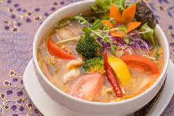 お野菜たっぷりのエビのスープ。辛さの調節お申し付けください。
