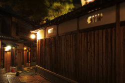 風情ある京都の路地に佇む空間。